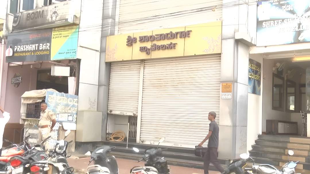 ಖತರ್ನಾಕ್ ದರೋಡೆ: ಚಿನ್ನದಂಗಡಿ ಮೇಲೆ ಗ್ಯಾಂಗ್ ದಾಳಿ!