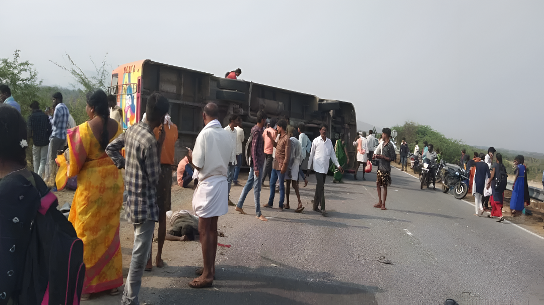 ಭೀಕರ ರಸ್ತೆ ಅಪ*ತ, ಇನ್ನೋವಾ ಕಾರಿನ ಚಾಲಕ ಸ್ಥಳದಲ್ಲೇ ಸಾ*.