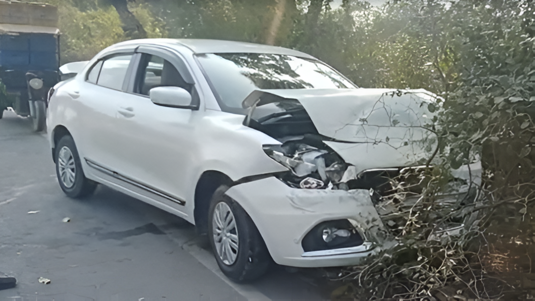 ನಿಯಂತ್ರಣ ತಪ್ಪಿದ ಕಾರು, 2 ವಾಹನಗಳಿಗೆ ಡಿಕ್ಕಿ.