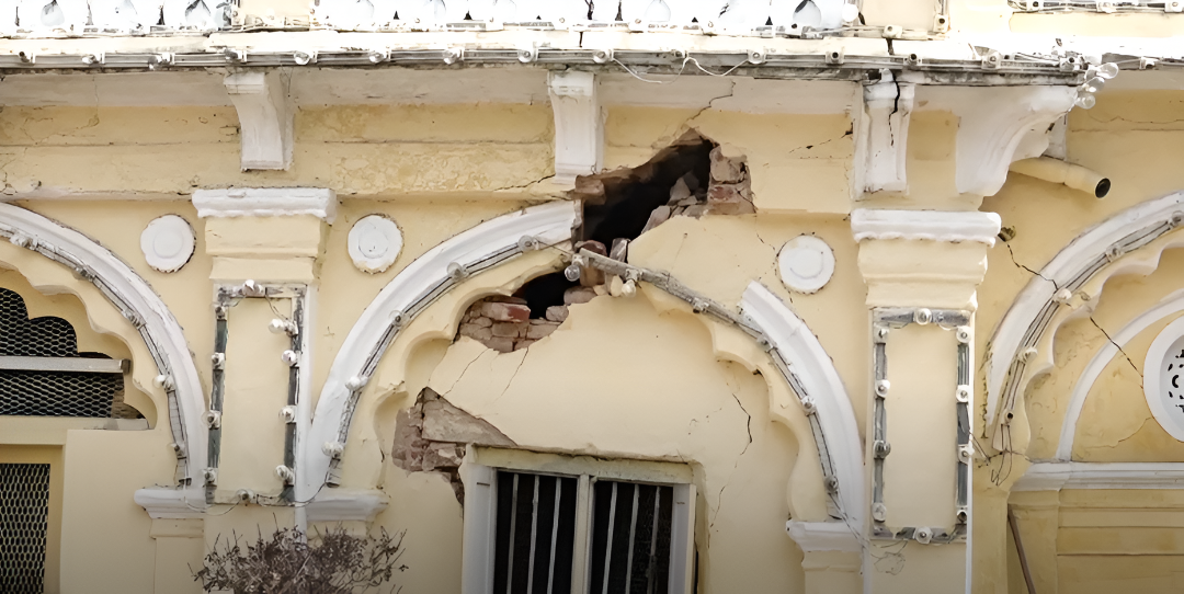 ಮೈಸೂರು ಅರಮನೆಯ ಮುಖ್ಯದ್ವಾರದ ಮೇಲ್ಚಾವಣಿ ಕುಸಿತು.