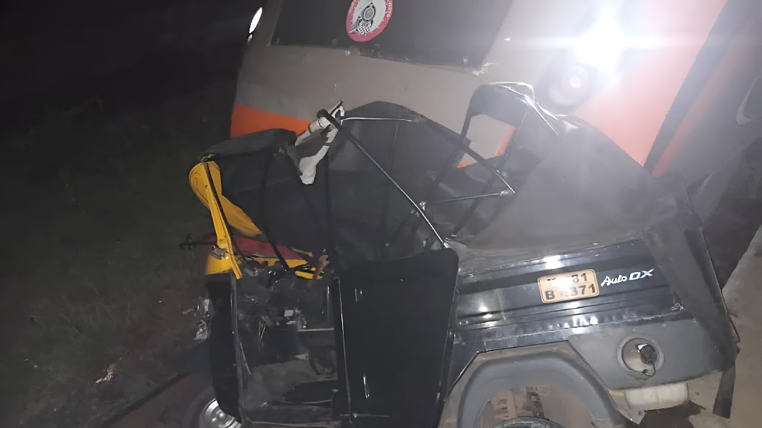 ಕುಡಿದ ಮತ್ತಿನಲ್ಲಿ ರೈಲು ಹಳಿಯ ಮೇಲೆ ಆಟೋ.