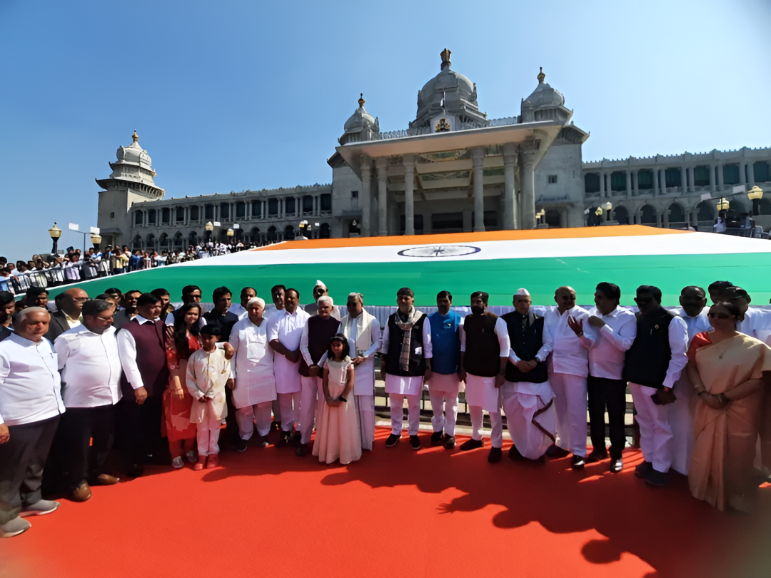ಜಗತ್ತಿನ 2ನೇ ಅತಿ ದೊಡ್ಡ ಖಾದಿ ತ್ರಿವರ್ಣ ಧ್ವಜ ಅನಾವರಣ.