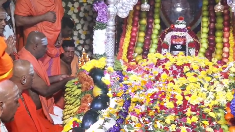 ಧ್ಯಾನ ಮಂದಿರದಲ್ಲಿ ಸಿದ್ದಲಿಂಗ ಶ್ರೀಗಳ ಧ್ಯಾನ.