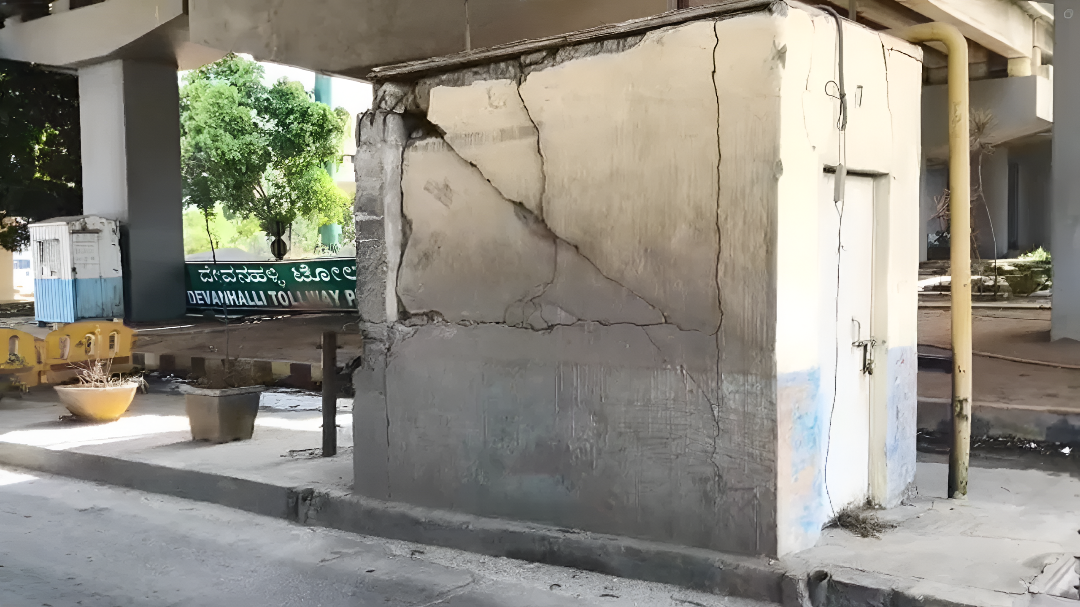 ಏರ್ಪೋಟ್ ರಸ್ತೆಯಲ್ಲಿ ಟೋಲ್ ಬೂತ್ ಕುಸಿಯುವ ಭೀತಿ.