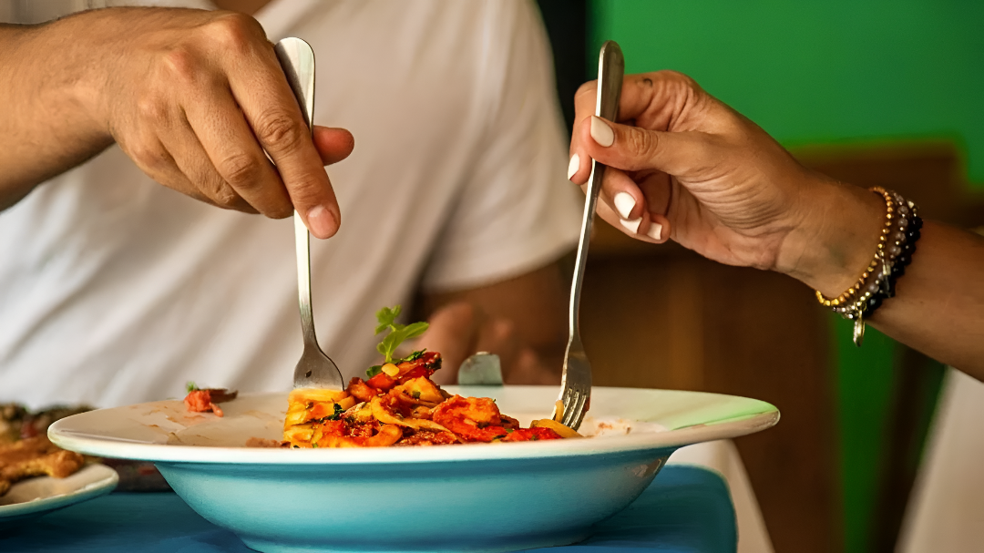 ಗಂಡ-ಹೆಂಡತಿ ಒಂದೇ ತಟ್ಟೆಯಲ್ಲಿ ಊಟ ಮಾಡಬಾರದು.