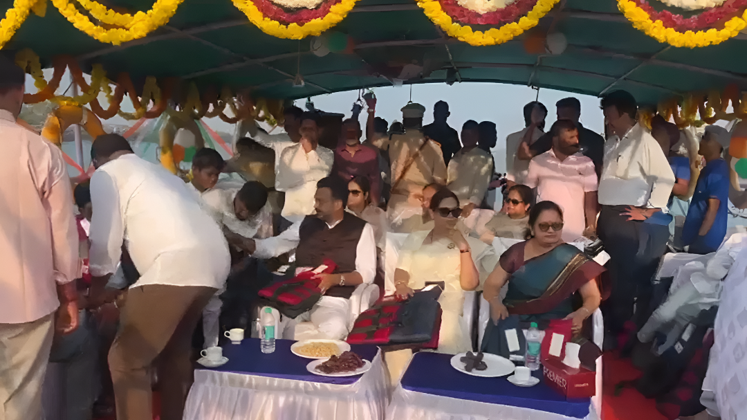 ಉಡುಪಿ DC ಮತ್ತು ಸಚಿವರು ಲೈಫ್ ಜಾಕೆಟ್ ನಿಯಮ ಉಲ್ಲಂಘನೆ?