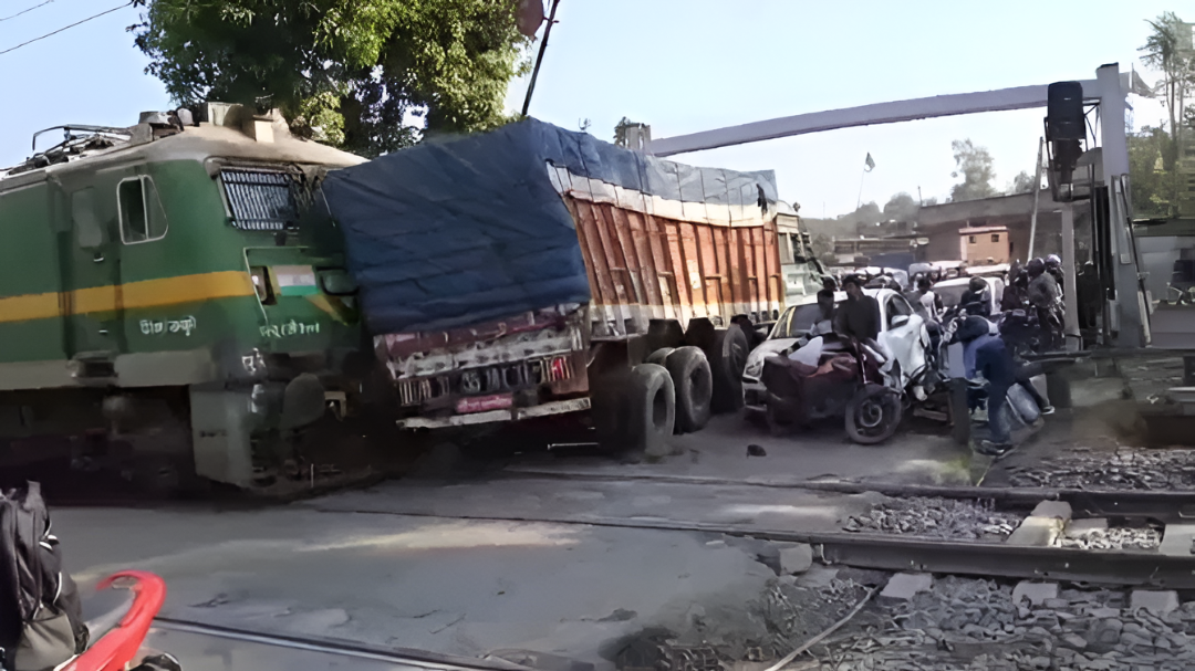 ರೈಲ್ವೆ ಹಳಿಯಲ್ಲಿ ನಿಂತಿದ್ದ ಟ್ರಕ್ಗೆ ರೈಲು ಡಿಕ್ಕಿ.