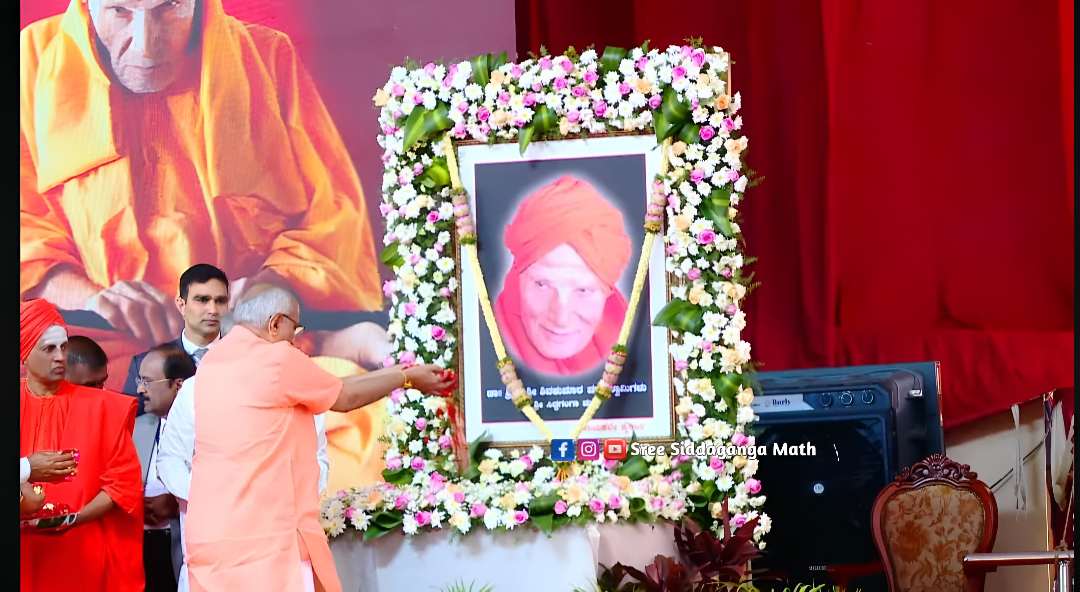 ಉಪರಾಷ್ಟ್ರಪತಿ ರಾಧಾಕೃಷ್ಣನ್ ಲಿಂಗೈಕ್ಯ ಶ್ರೀ ಶಿವಕುಮಾರ ಶ್ರೀಗಳ ಭಾವಚಿತ್ರಕ್ಕೆ ಪುಷ್ಪನಮನ ಸಲ್ಲಿಸಿದರು.