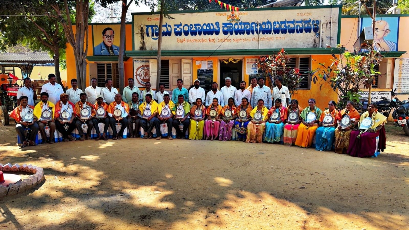 ಪಂಚಾಯಿತಿಯ ಆಡಳಿತ ಮಂಡಳಿ ಗೆ ಚುನಾಯಿತರಾದ ಜನಪ್ರತಿನಿದಿಗಳಿಗೆ ಸನ್ಮಾನ.