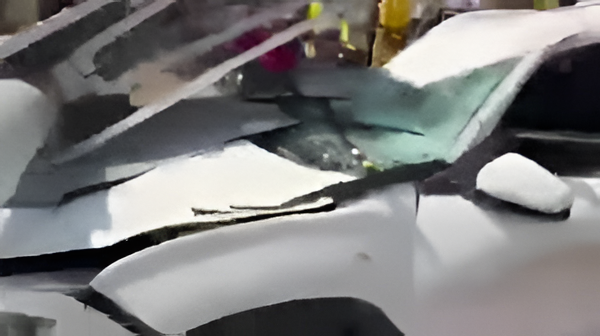 ಪೆಟ್ರೋಲ್ ಬಂಕ್ ಕಂಬ ಕುಸಿತ.