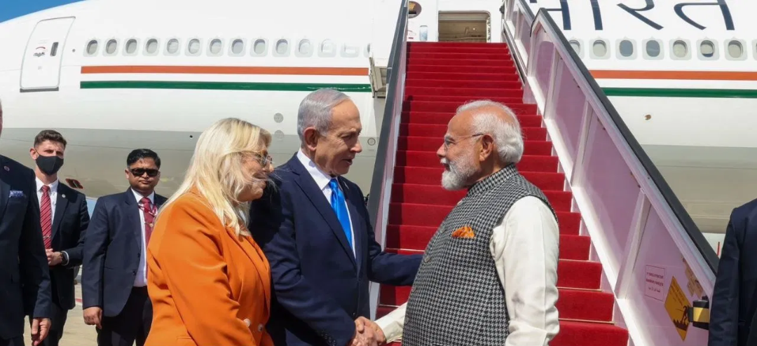 ಅಪೂರ್ವ ಸ್ವಾಗತ: ಮೋದಿಗೆ ನೆತನ್ಯಾಹು ಅವರ “ಅಪ್ಪುಗೆ”