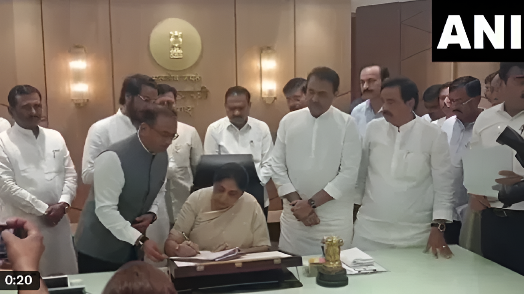 ಸುನೇತ್ರಾ ಪವಾರ್ ಹಾದು ನಡೆಸಿದ ಮೊದಲ ಮಹಿಳಾ ಉಪಮುಖ್ಯಮಂತ್ರಿಯಾಗಿ ಅಧಿಕಾರ ಸ್ವೀಕಾರ.