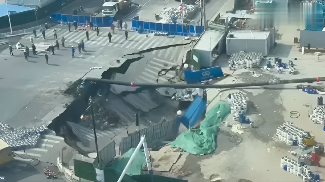 ಶಾಂಘೈನಲ್ಲಿ ದೈತ್ಯ ಸಿಂಕ್ಹೋಲ್ ರಸ್ತೆ ನುಂಗಿದ ಕ್ಷಣ.