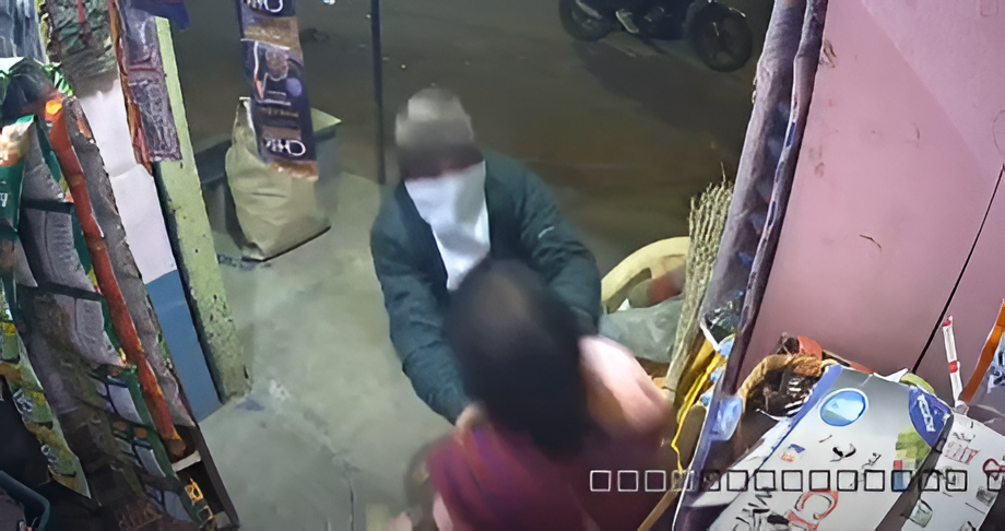 ಚಿನ್ನದ ಅಂಗಡಿಯಲ್ಲಿ ಸರ ಕದ್ದು ಪರಾರಿ.