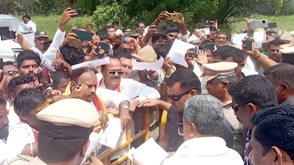 ಬಲ್ಡೋಟಾ ಕಾರ್ಖಾನೆ ವಿರುದ್ಧ ರೈತರ ಪ್ರತಿಭಟನೆ.