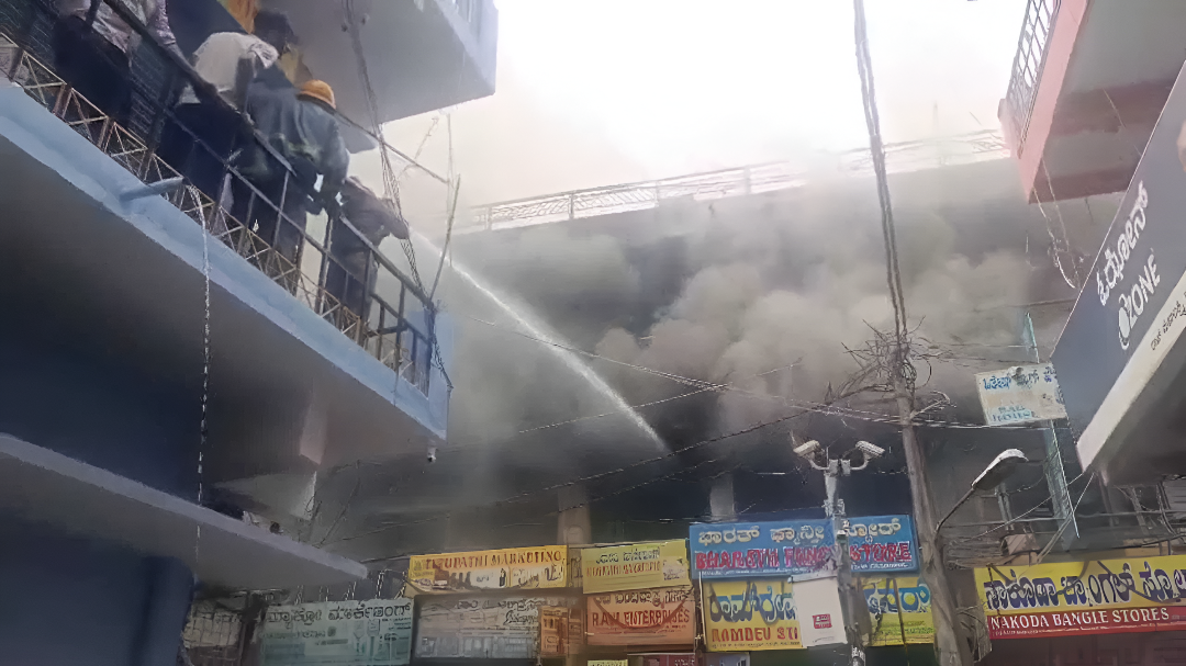 ಬೆಂಗಳೂರಿನ ಚಿಕ್ಕಪೇಟೆಯ ಹಾರ್ಡ್​ವೇರ್ ಗೋಡೌನ್​ಗೆ ಬೆ*ಕಿ!