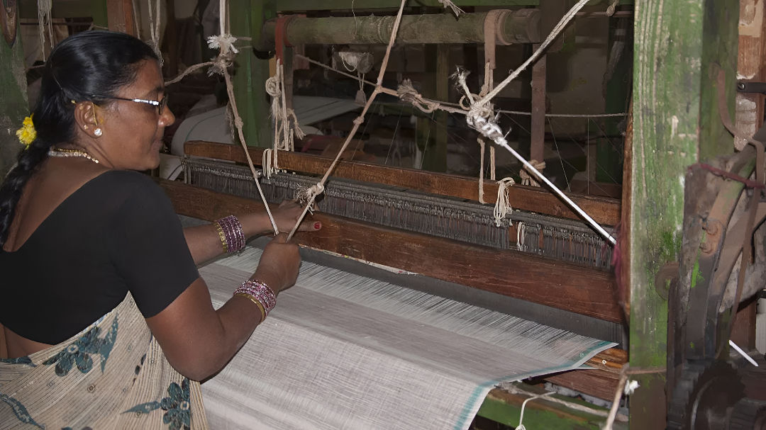 ಸರ್ಕಾರಿ ಅಧಿಕಾರಿಗಳಿಗೆ ಹೊಸ ಆದೇಶ: ತಿಂಗಳ ಮೊದಲ ಶನಿವಾರ ಖಾದಿ ಧರಿಸಬೇಕು.