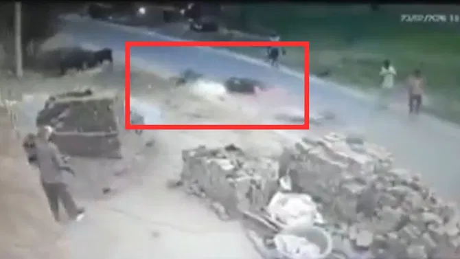 ರಸ್ತೆ ದಾಟುತ್ತಿದ್ದ ಹಸುವಿಗೆ ಬೈಕ್ ಡಿಕ್ಕಿ.