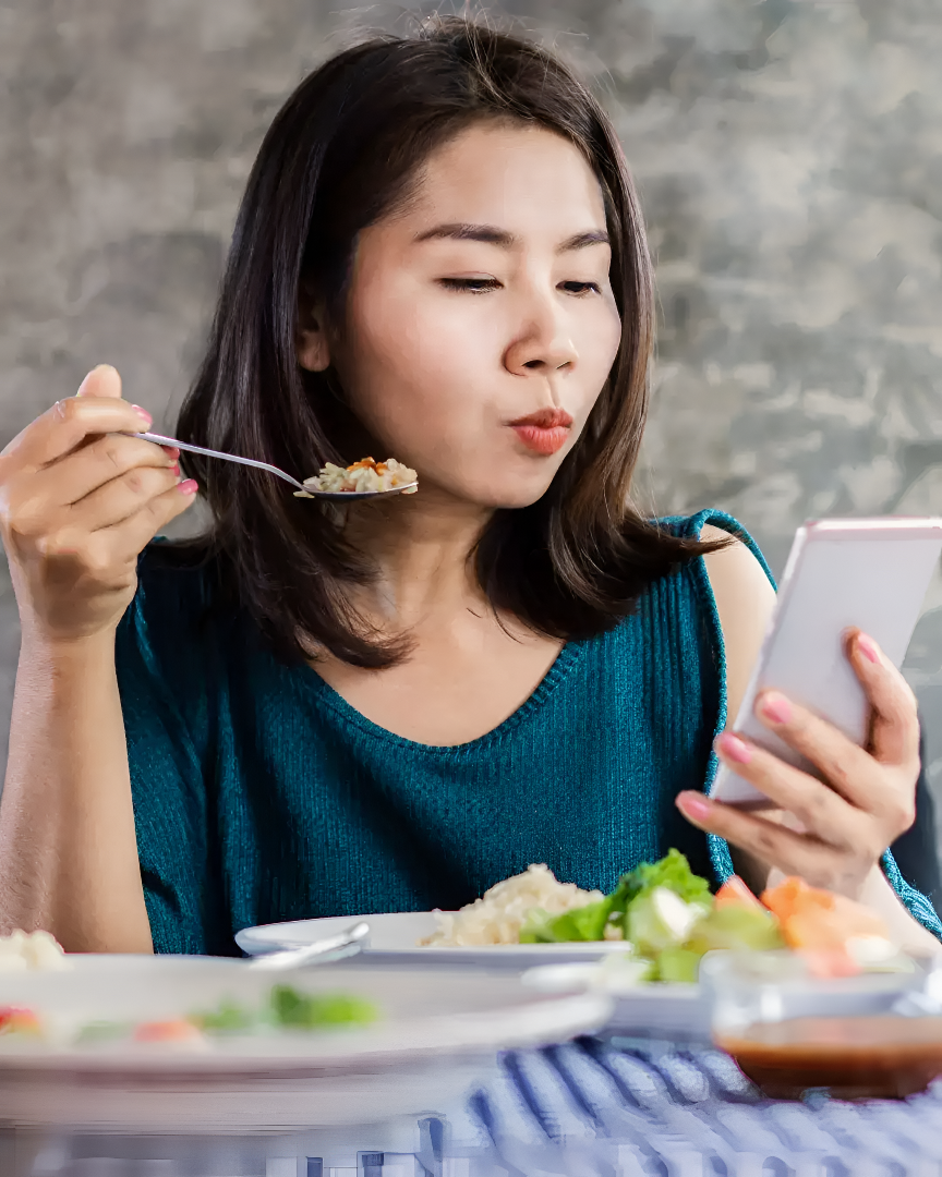 ಮೊಬೈಲ್ ನೋಡುತ್ತಾ ಊಟ ಮಾಡುವುದು ಆರೋಗ್ಯಕ್ಕೆ ಹಾನಿ!