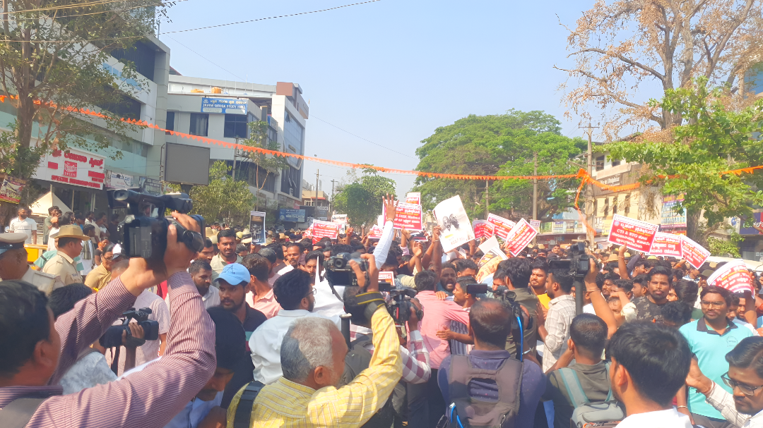 ಧಾರವಾಡದಲ್ಲಿ ವಿದ್ಯಾರ್ಥಿ ಮತ್ತು BJP ಪ್ರತಿಭಟನೆ.