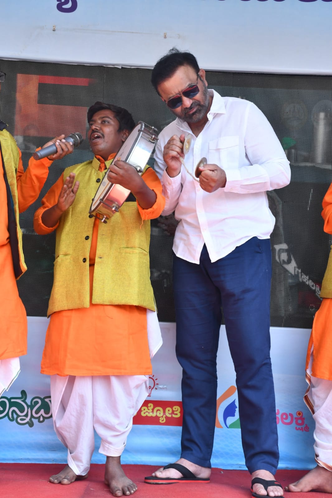 ಗ್ಯಾರಂಟಿ ಯೋಜನೆಯ ಹಾಡು ಹಾಡಿ, ಚಾಲನೆ ನೀಡಿದ ಸಚಿವ ಸಂತೋಷ್ ಲಾಡ್.