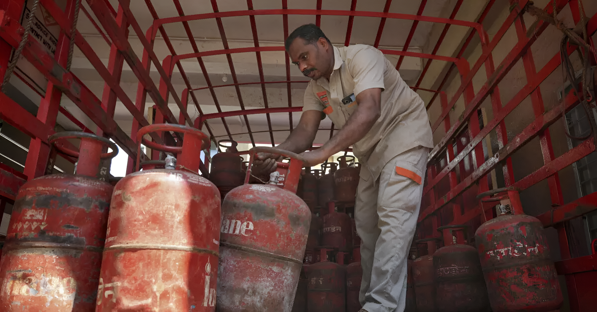 ಅಡುಗೆ ಗ್ಯಾಸ್ ಸ್ಟಾಕ್ ಮಾಡುವಾಗ ಎಚ್ಚರಿಕೆ ಅಗತ್ಯ.