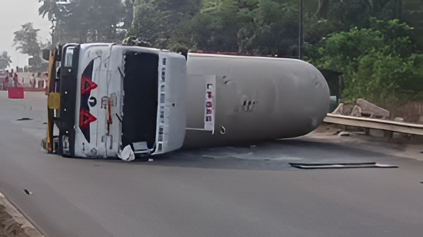 ಉಡುಪಿ ಕಟಪಾಡಿಯಲ್ಲಿ LPG ಗ್ಯಾಸ್ ಟ್ಯಾಂಕರ್ ಪಲ್ಟಿ.