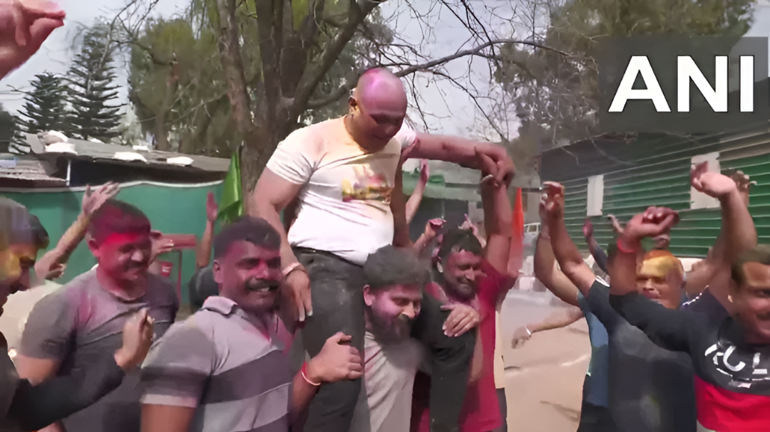 ಕರ್ತವ್ಯದ ನಡುವೆ ಹೋಳಿ ಸಂಭ್ರಮ.