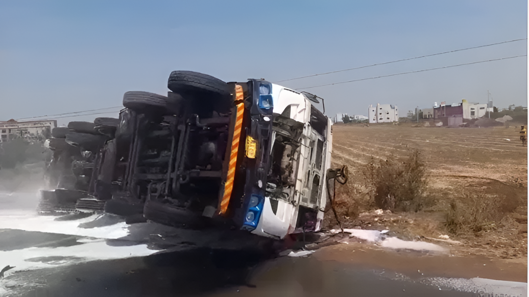 ಎಥೆನಾಲ್​ ಸಾಗಿಸುತ್ತಿದ್ದ ಟ್ಯಾಂಕರ್​​ ಪಲ್ಟಿ!