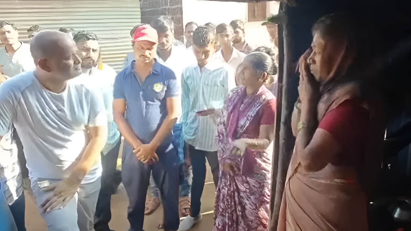 “ನಿಮ್ಮ ಕಾಲಿಗೆ ಬೀಳ್ತೀವಿ, ನಮ್ಮೂರಲ್ಲಿ ಸಾರಾಯಿ ಬಂದ್ ಮಾಡಿಸಿ”.