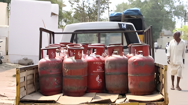 LPG ಸಿಲಿಂಡರ್ ಕೊರತೆ: ಜನರು ಕಿಲೋಮೀಟರ್ಗಟ್ಟಲೆ ಸಾಲು.