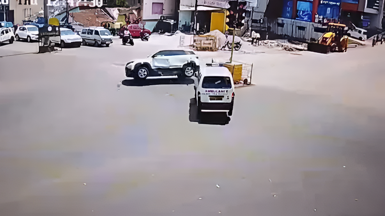 ಶಿವಮೊಗ್ಗದಲ್ಲಿ ಭೀಕರ ಅಪಘಾತ: ಆ್ಯಂಬ್ಯುಲೆನ್ಸ್ ಕಾರು ಡಿಕ್ಕಿ.