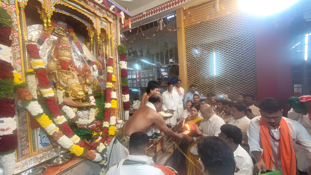 ಅನಂತ್ ಕುಮಾರ್ ಹೆಗಡೆ ಶಿರಸಿ ಮಾರಿಕಾಂಬಾ ದೇವಿಯ ದರ್ಶನ.