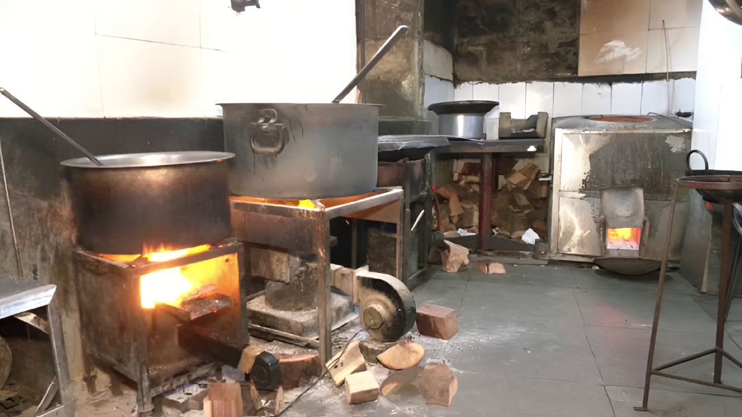 ಸೌದೆ ಒಲೆ ಬಳಕೆ ಅಪಾಯಕರವೇ? ವೈದ್ಯರಿಂದ ಎಚ್ಚರಿಕೆ.