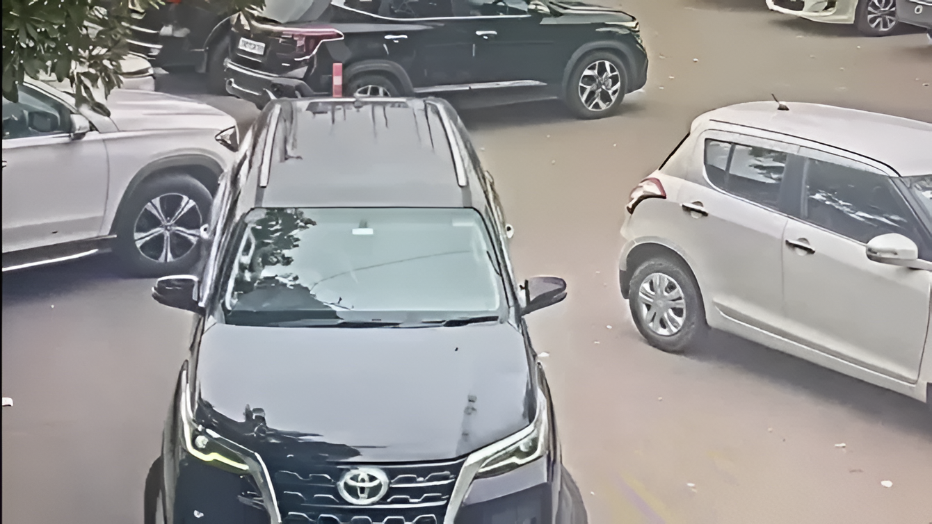 ಕಾರಿನಲ್ಲಿ ಬರುತ್ತಿದ್ದ ವ್ಯಕ್ತಿಯ ಮೇಲೆ ಏಕಾಏಕಿ ಗುಂಡಿನ ದಾಳಿ.