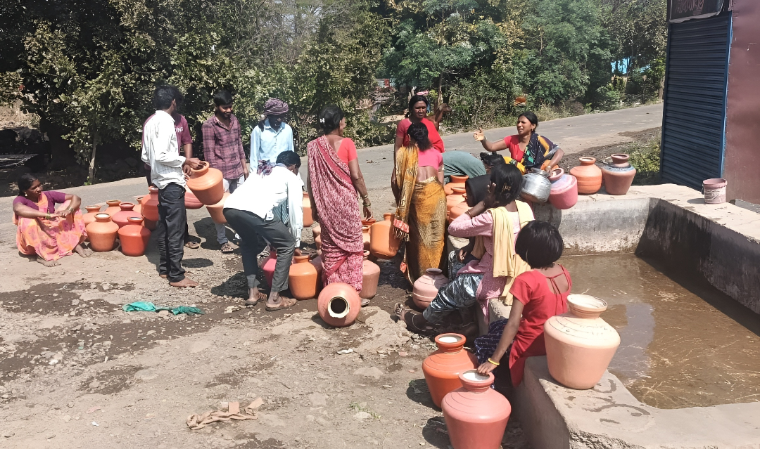ಹುಬ್ಬಳ್ಳಿ, ರಾಯಚೂರಿನಲ್ಲಿ ಕುಡಿಯುವ ನೀರಿನ ಸಂಕಷ್ಟ; ರಸ್ತೆ ತಡೆದು ಪ್ರತಿಭಟನೆ.