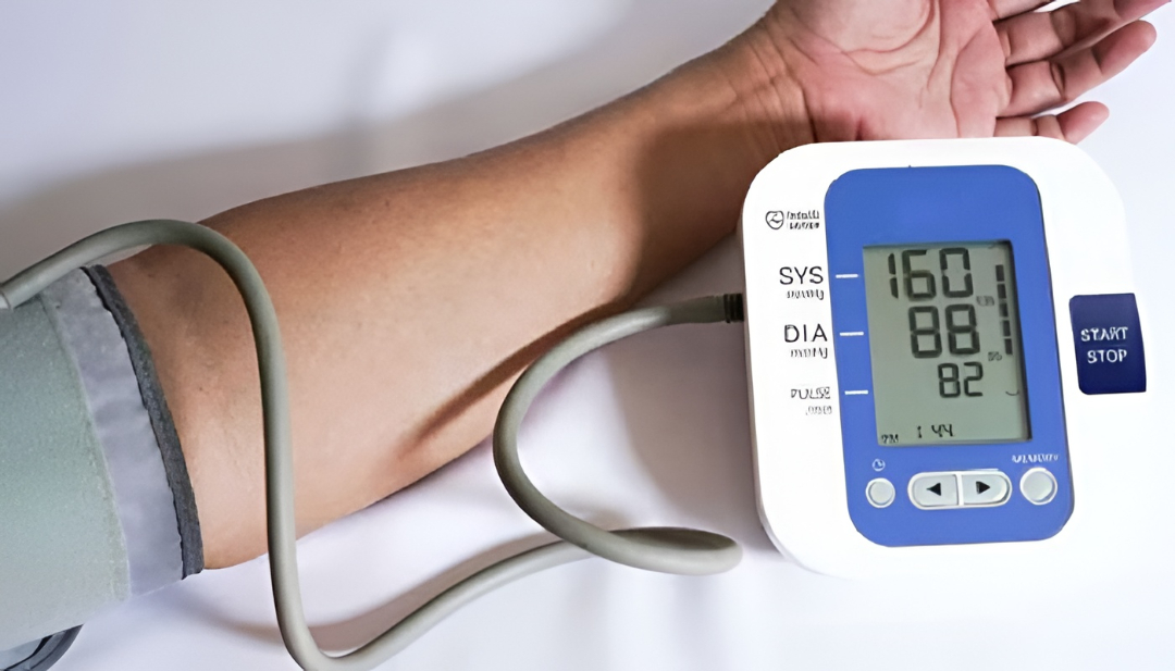 ಬೇಸಿಗೆಯಲ್ಲಿ ಹೈ BP ಇರುವವರು ಎಚ್ಚರಿಕೆ: ಈ ಲಕ್ಷಣಗಳನ್ನು ನಿರ್ಲಕ್ಷಿಸಬೇಡಿ.