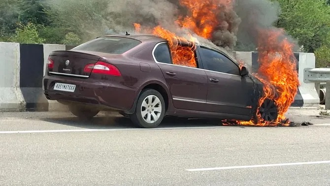 ದೇವನಹಳ್ಳಿ ಹೆದ್ದಾರಿಯಲ್ಲಿ ಕಾರಿಗೆ ಬೆ*ಕಿ: ಪ್ರಯಾಣಿಕರು ತಕ್ಷಣ ಪಾರು.
