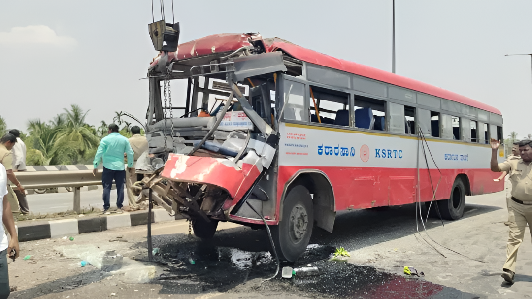 ಟೈರ್ ಸ್ಫೋಟದಿಂದ ನಿಯಂತ್ರಣ ತಪ್ಪಿದ ಕ್ಯಾಂಟರ್.!