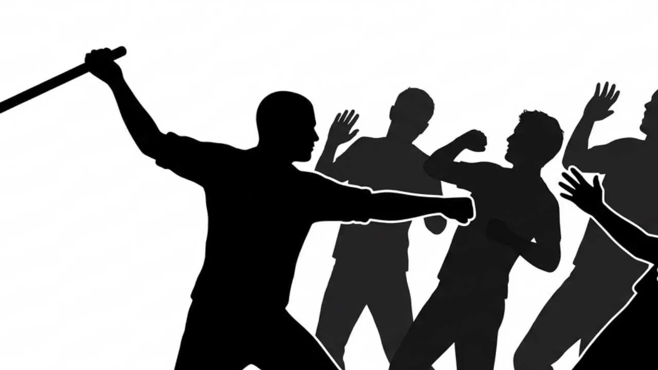 ರಾತ್ರಿ ಬೆಚ್ಚಿಬೀಳಿಸಿದ ದೊಣ್ಣೆಯಿಂದ ಹ*!