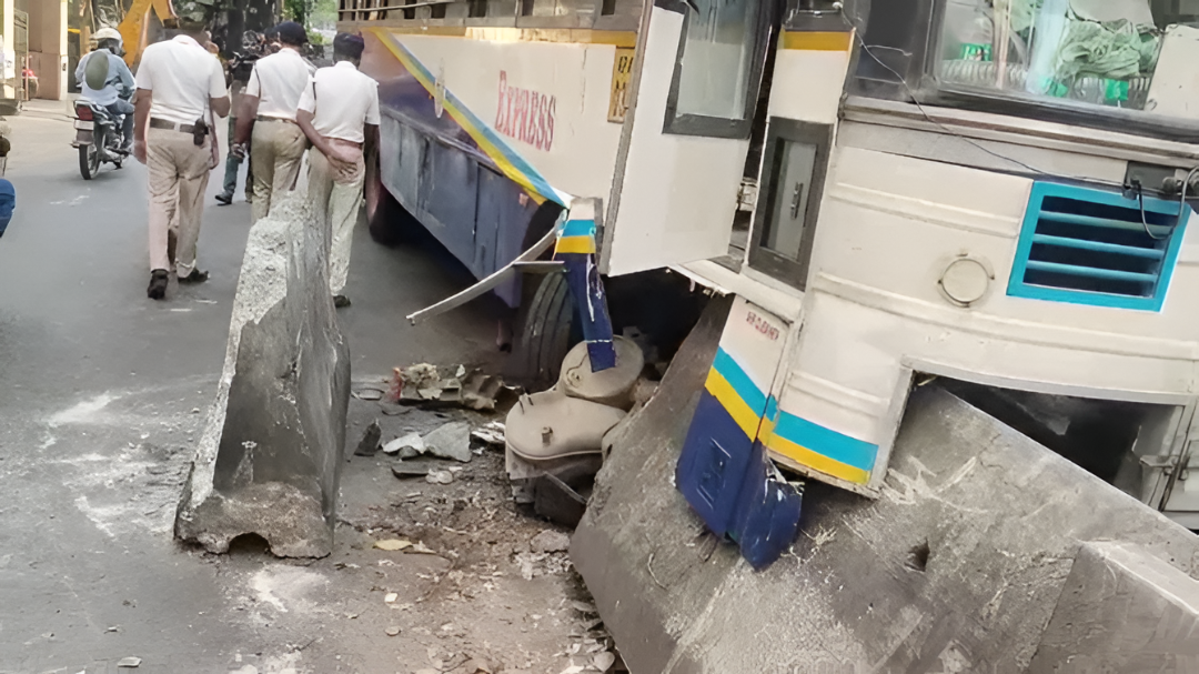 ಶಿವಾನಂದ ಸರ್ಕಲ್‌ನಲ್ಲಿ ಬಸ್ ಅಪಘಾತ.