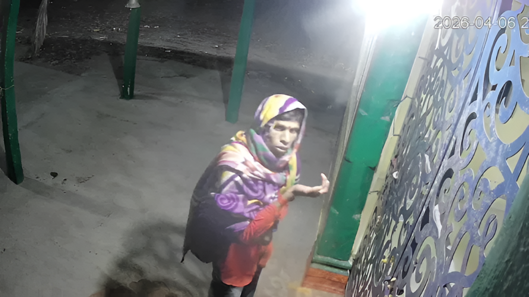 ದೇವರಿಗೆ ಕೈಮುಗಿದು ಹುಂಡಿ ಕದ್ದ ಕಳ್ಳ!