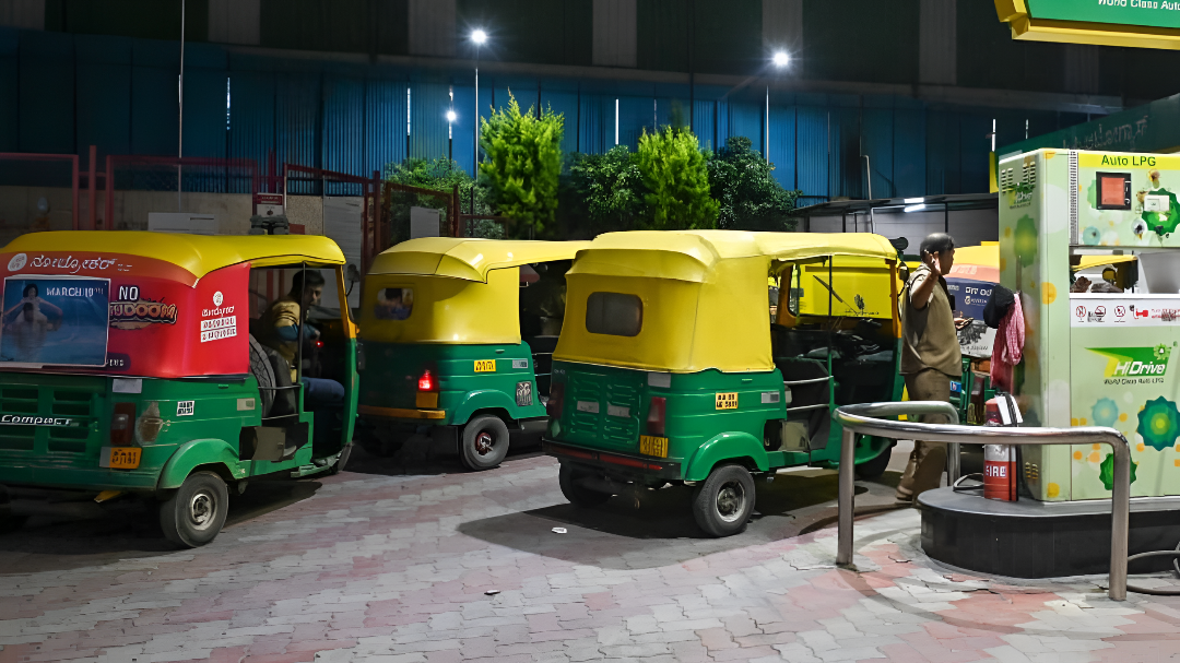 ಬೆಂಗಳೂರಿನಲ್ಲಿ ಆಟೋ ಗ್ಯಾಸ್ ಸಂಕಷ್ಟ: ಕಿ.ಮೀ ಸಾಲು, ಸರ್ಕಾರಕ್ಕೆ ಎಚ್ಚರಿಕೆ.
