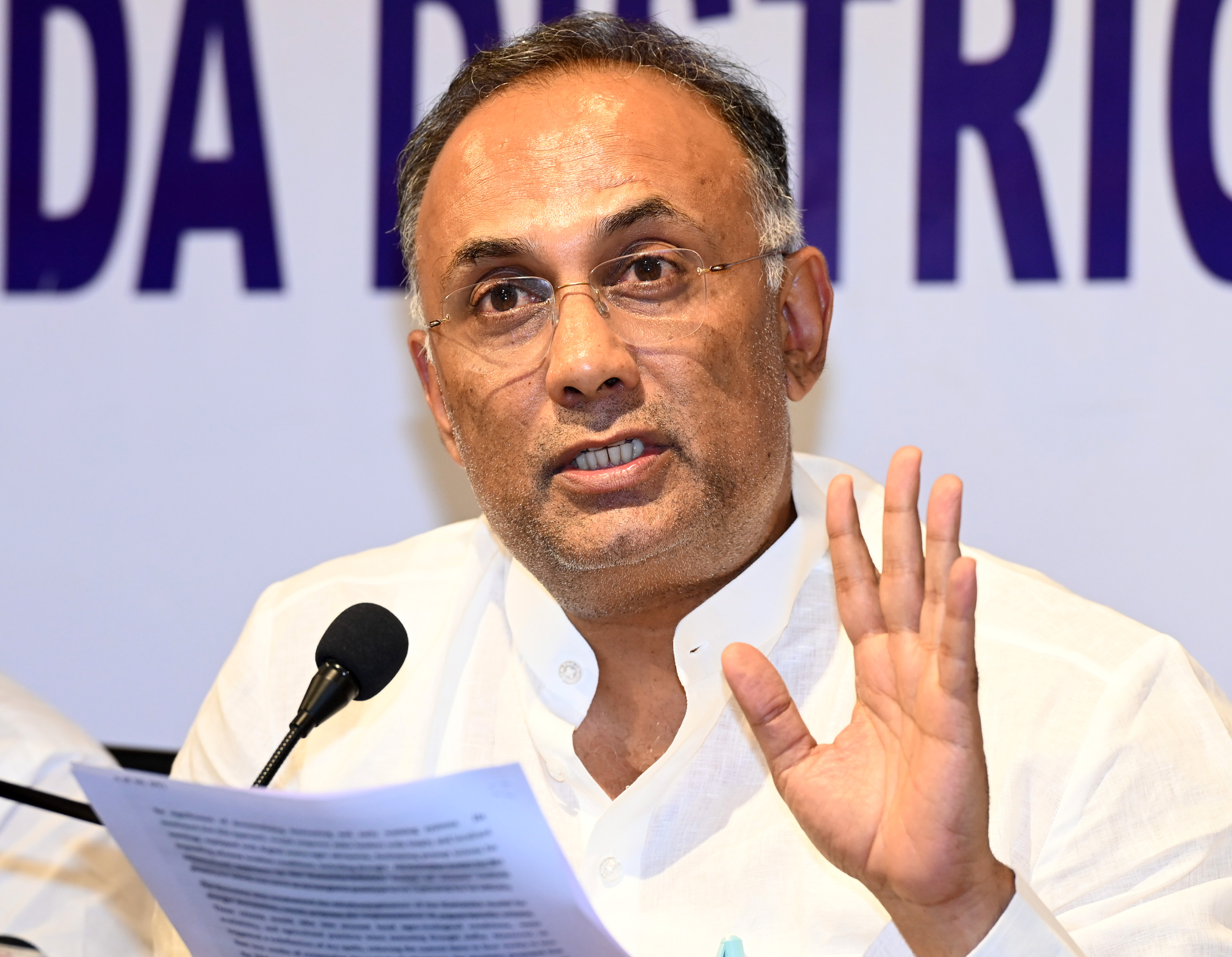 H5N1 ಭಯ ಬೇಡ, ಜಾಗರೂಕತೆ ಮುಖ್ಯ: ದಿನೇಶ್ ಗುಂಡೂರಾವ್