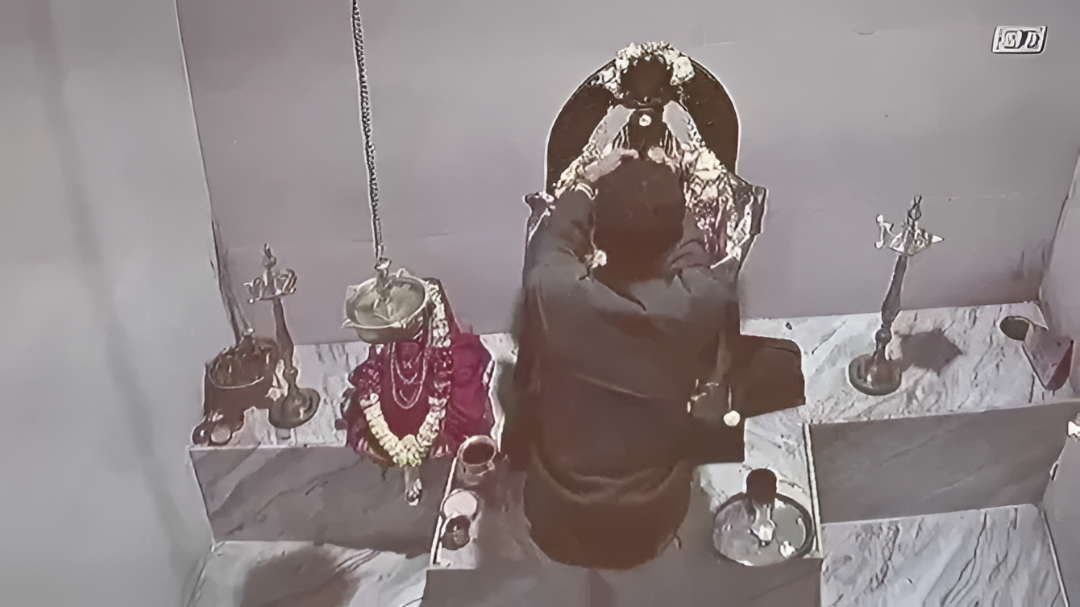 ದೇವರ ವಿಗ್ರಹದ ಮೇಲಿರುವ ಚಿನ್ನಾಭರಣವನ್ನೇ ಕದ್ದ ಕಳ್ಳ!