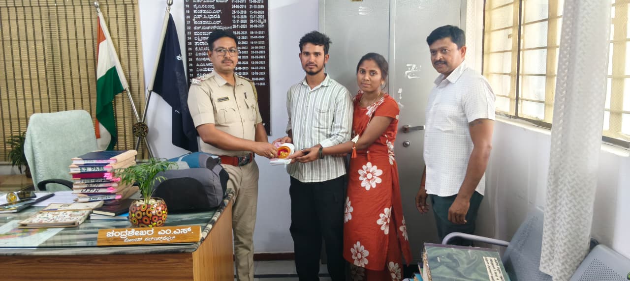 ಕಳೆದುಹೋದ 30 ಗ್ರಾಂ ಚಿನ್ನ ಹುಡುಕಿ ಸಂತ್ರಸ್ತರಿಗೆ ಹಿಂದಿರುಗಿಸಿದ ಮಧುಗಿರಿ ಪೊಲೀಸರು.