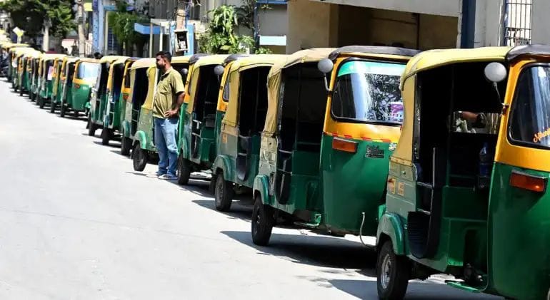 ಗ್ಯಾಸ್ ಬಂಕ್‌ಗಳ ಮುಂದೆ ಆಟೊ ಚಾಲಕರ ಪರದಾಟ.!