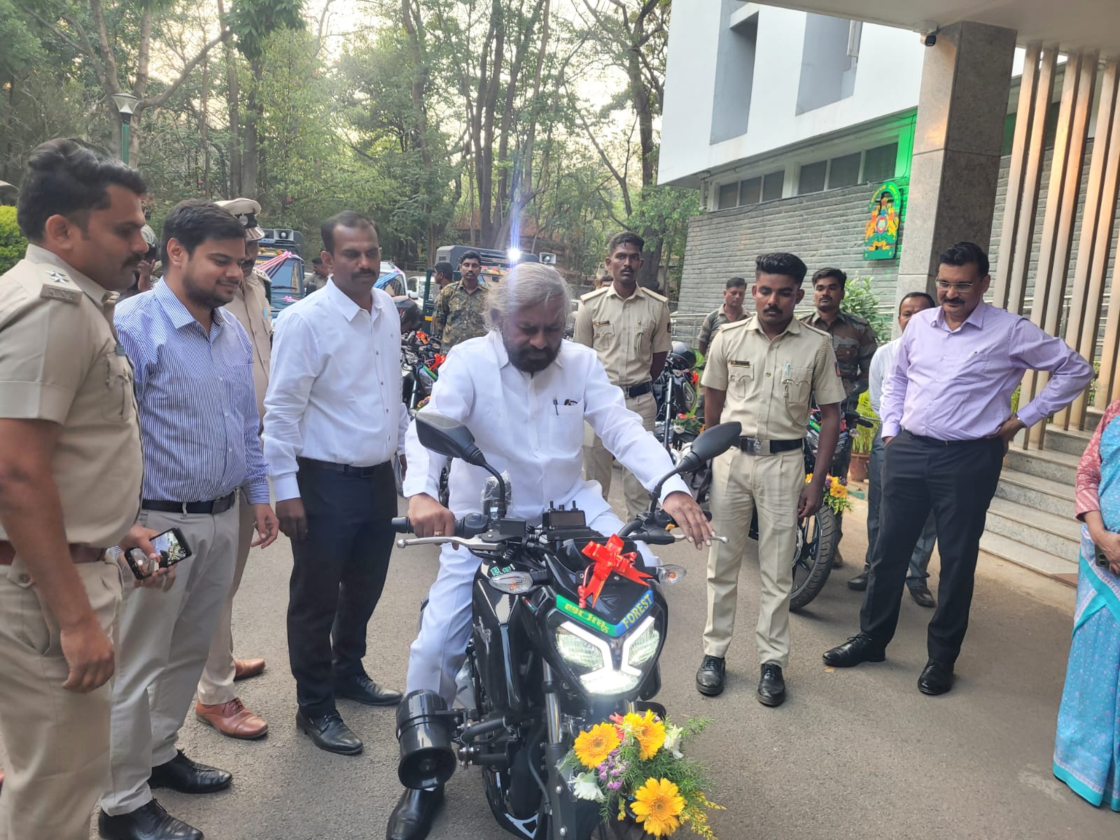 ಹಾಸನ ಆನೆ ಕಾರ್ಯಪಡೆಗೆ 10 ಬೈಕ್ ಸೇರಿ 13 ಹೊಸ ವಾಹನ.!