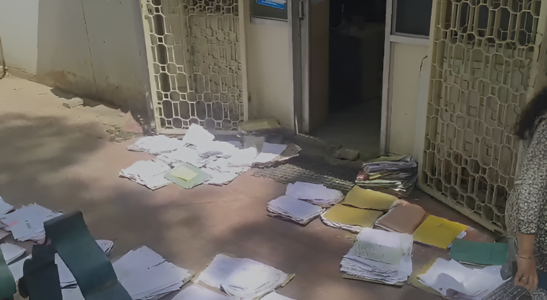 KR ಸರ್ಕಲ್ PWD ಕಚೇರಿಯಲ್ಲಿ ಮಳೆಗೆ ನೆನೆದ ಫೈಲ್‌ಗಳು ಹೊರಗೆ ಒಣಗಿಸಲು ಇಡಲಾಗಿದೆ.!