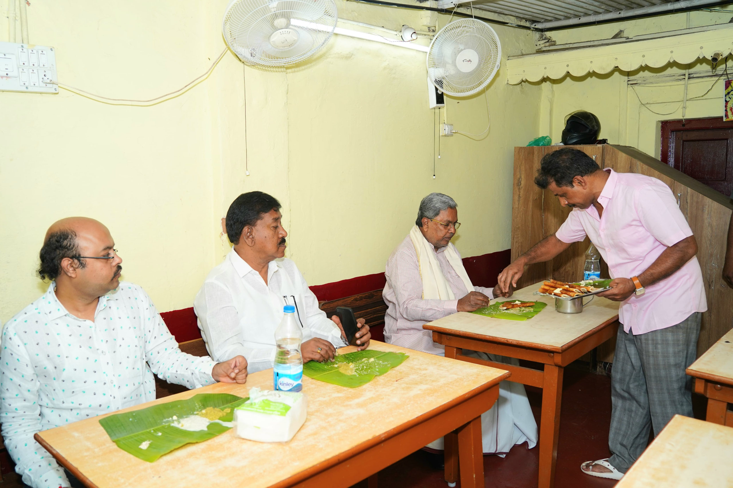 ಮೈಸೂರಿನ ಮೈಲಾರಿ ಹೋಟೆಲ್‌ನಲ್ಲಿ CM ದೋಸೆ ಸವಿದ ಕ್ಷಣ: ರಾಜಣ್ಣ ಜೊತೆ ಭೇಟಿ